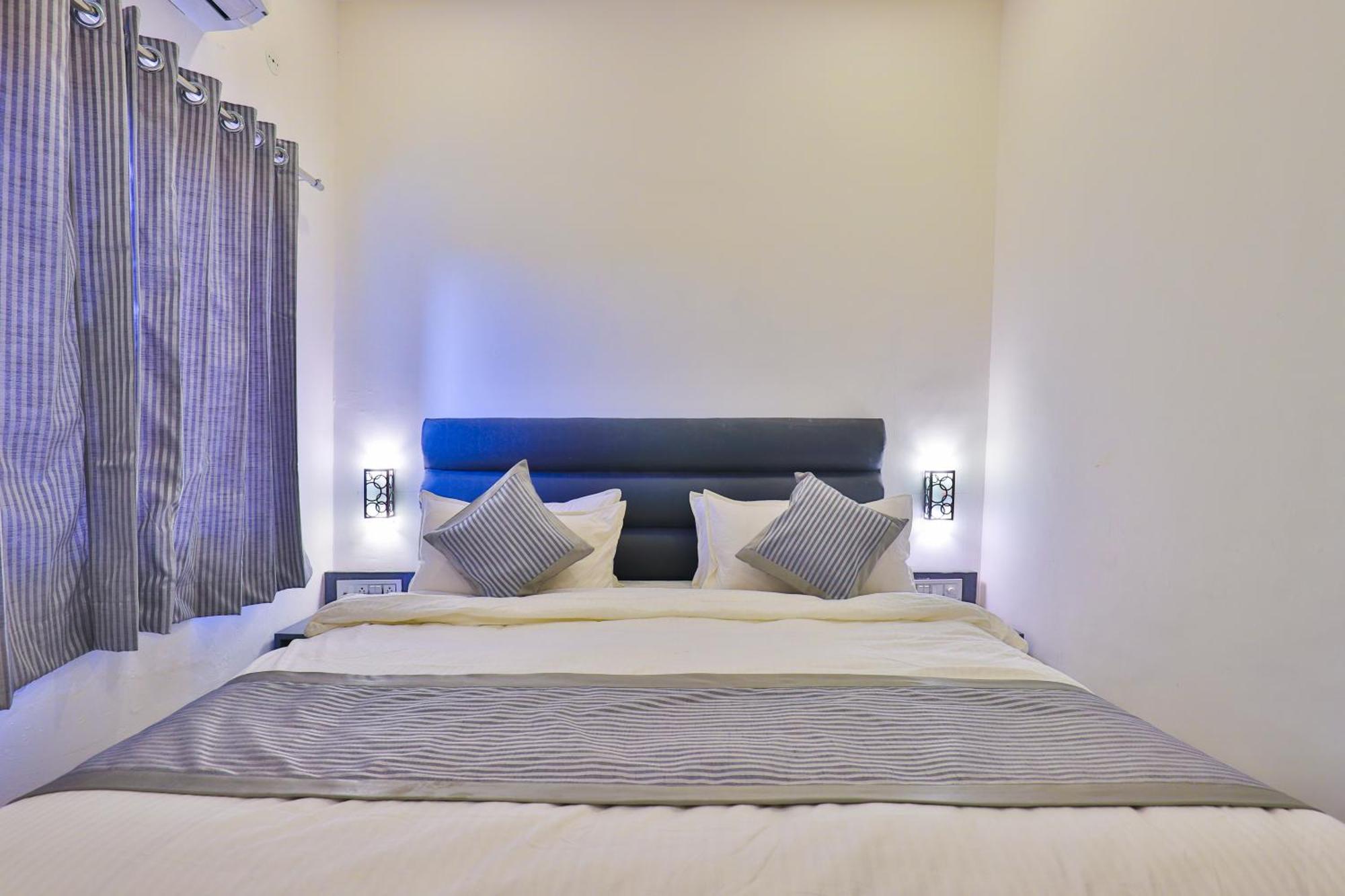 Nova Hotel New Crossroad Раджкот Екстер'єр фото