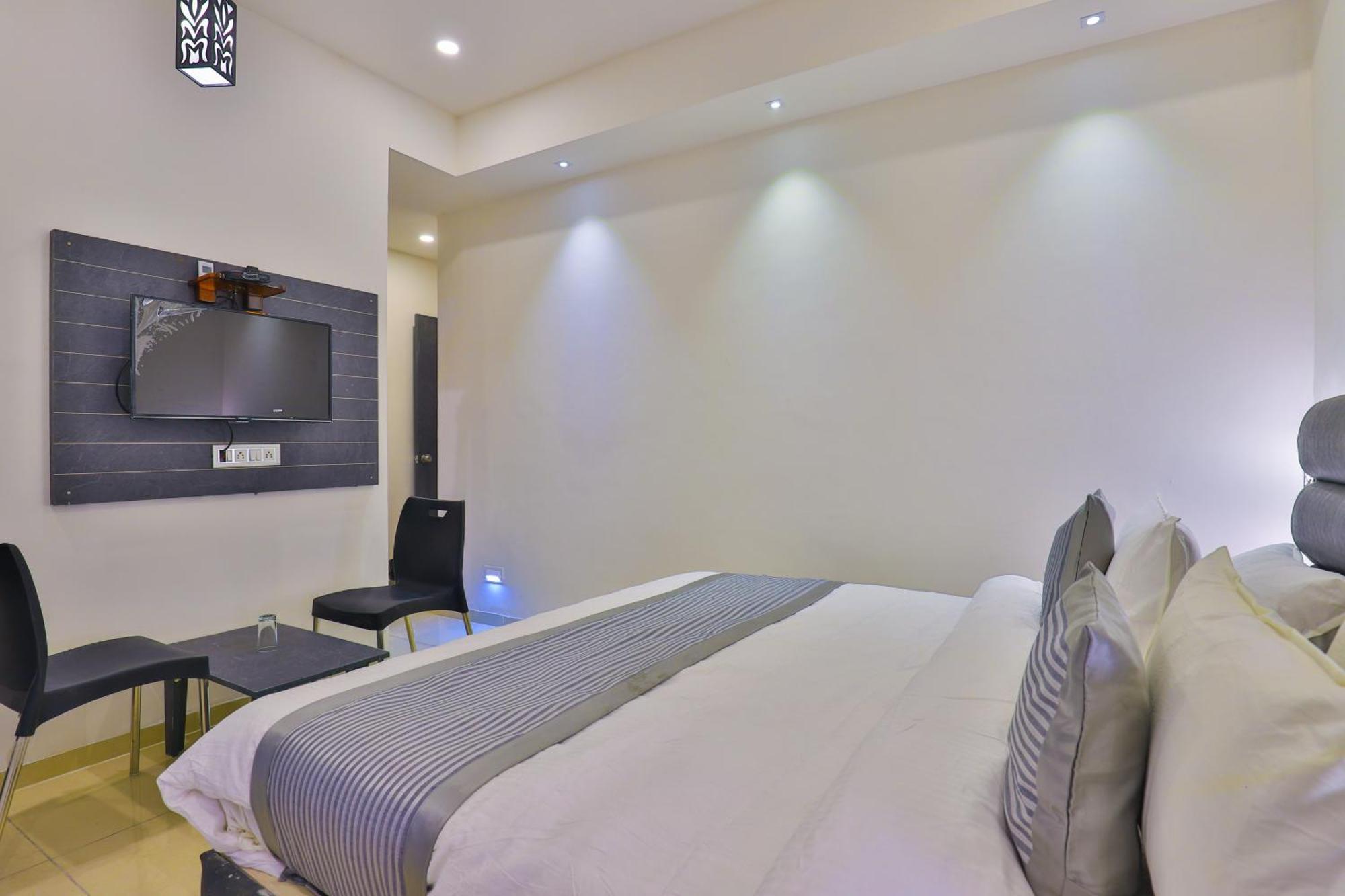 Nova Hotel New Crossroad Раджкот Екстер'єр фото