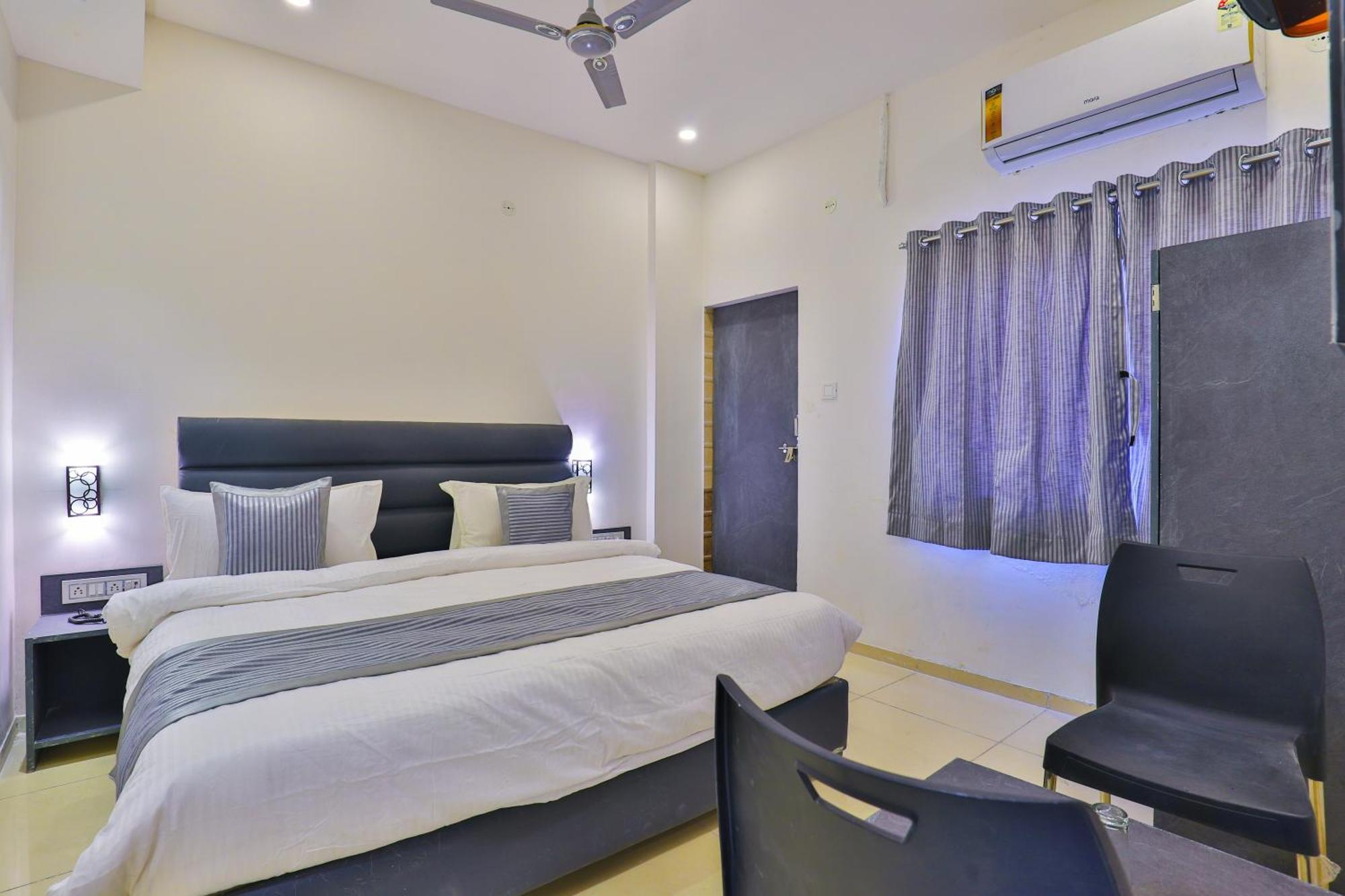 Nova Hotel New Crossroad Раджкот Екстер'єр фото